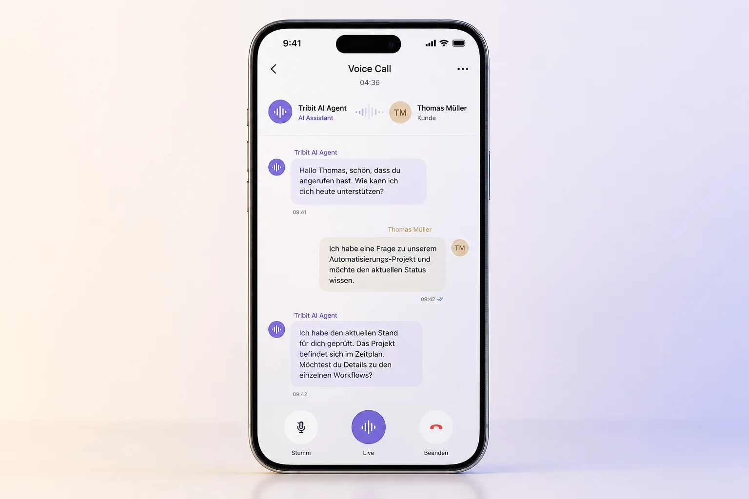KI-Sprachassistent im Telefonat, der eine Kundenfrage zum Projektstatus beantwortet